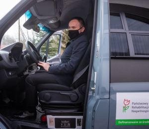 Uczestnicy Warsztatu Terapii Zajęciowej w Siołkowej mają nowy samochód