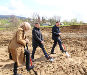 Symboliczne wbicie łopaty pod budowę szkoły w Gródku
