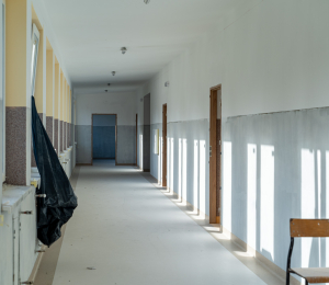 Kompleksowy remont budynku Zespołu Szkolno-Przedszkolnego w Stróżach dobiega końca!