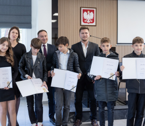 6 uczniów z terenu Gminy Grybów otrzymało stypendium za wybitne osiągnięcia w nauce i sporcie.
