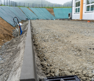 Postęp prac przy budowie nowej szkoły w Gródku po roku od symbolicznego wbicia łopaty 