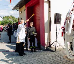 Poświęcenie samochodu dla OSP Wawrzka