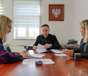 Podpisanie umowy na remont drogi w miejscowości Florynka