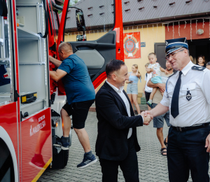 Nowy wóz ratowniczo-gaśniczy dla OSP Biała Niżna w ramach projektu „Bezpieczna Małopolska – Bon na ratowanie – Straż Pożarna”