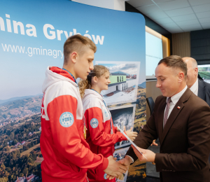 XIX Sesja Rady Gminy Grybów – wyróżnienia dla sportowców oraz gratulacje dla ZAZ w Stróżach