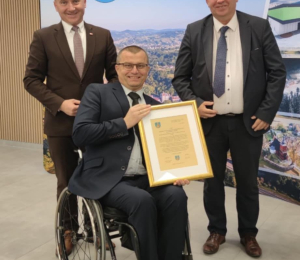 XIX Sesja Rady Gminy Grybów – wyróżnienia dla sportowców oraz gratulacje dla ZAZ w Stróżach