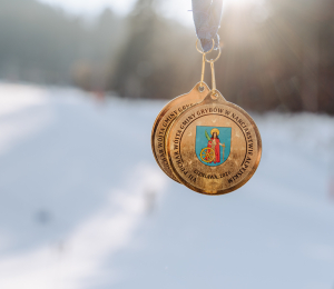 Ponad 220 zawodników i sportowe emocje – VII Gminne Zawody Narciarskie w Cieniawie