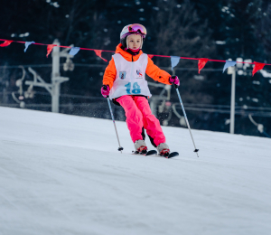 Ponad 220 zawodników i sportowe emocje – VII Gminne Zawody Narciarskie w Cieniawie