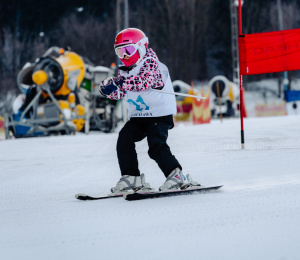 Ponad 220 zawodników i sportowe emocje – VII Gminne Zawody Narciarskie w Cieniawie