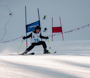 Ponad 220 zawodników i sportowe emocje – VII Gminne Zawody Narciarskie w Cieniawie