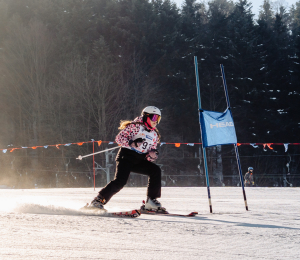 Ponad 220 zawodników i sportowe emocje – VII Gminne Zawody Narciarskie w Cieniawie
