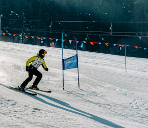 Ponad 220 zawodników i sportowe emocje – VII Gminne Zawody Narciarskie w Cieniawie