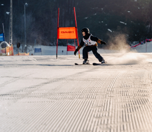 Ponad 220 zawodników i sportowe emocje – VII Gminne Zawody Narciarskie w Cieniawie