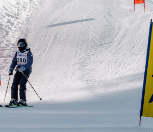 Ponad 220 zawodników i sportowe emocje – VII Gminne Zawody Narciarskie w Cieniawie