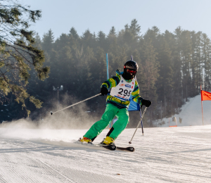 Ponad 220 zawodników i sportowe emocje – VII Gminne Zawody Narciarskie w Cieniawie