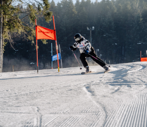 Ponad 220 zawodników i sportowe emocje – VII Gminne Zawody Narciarskie w Cieniawie