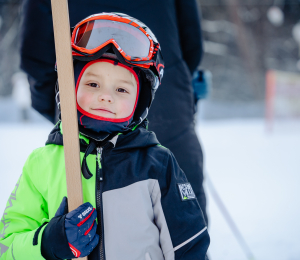 Ponad 220 zawodników i sportowe emocje – VII Gminne Zawody Narciarskie w Cieniawie