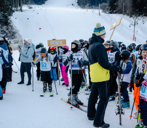 Ponad 220 zawodników i sportowe emocje – VII Gminne Zawody Narciarskie w Cieniawie