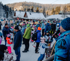 Ponad 220 zawodników i sportowe emocje – VII Gminne Zawody Narciarskie w Cieniawie