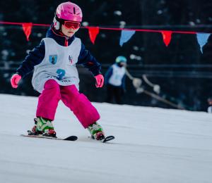Ponad 220 zawodników i sportowe emocje – VII Gminne Zawody Narciarskie w Cieniawie
