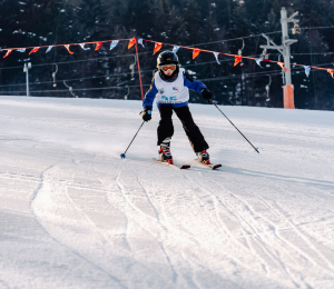 Ponad 220 zawodników i sportowe emocje – VII Gminne Zawody Narciarskie w Cieniawie