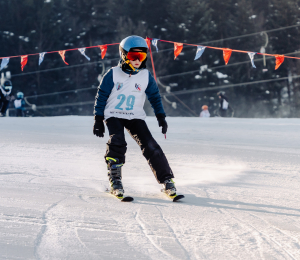 Ponad 220 zawodników i sportowe emocje – VII Gminne Zawody Narciarskie w Cieniawie