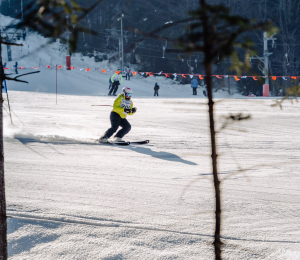 Ponad 220 zawodników i sportowe emocje – VII Gminne Zawody Narciarskie w Cieniawie