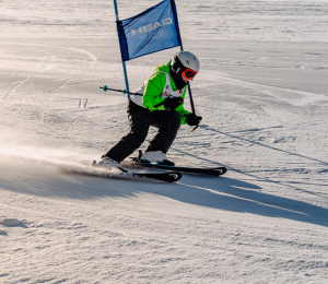 Ponad 220 zawodników i sportowe emocje – VII Gminne Zawody Narciarskie w Cieniawie