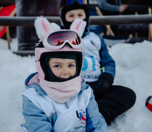 Ponad 220 zawodników i sportowe emocje – VII Gminne Zawody Narciarskie w Cieniawie