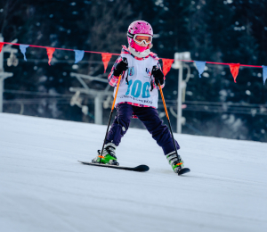 Ponad 220 zawodników i sportowe emocje – VII Gminne Zawody Narciarskie w Cieniawie