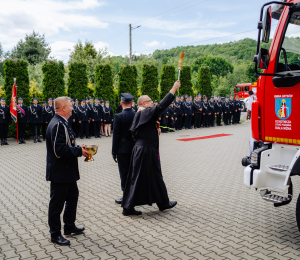 Uroczystość poświęcenia i przekazania nowych samochodów dla OSP Biała Niżna
