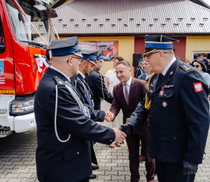 Uroczystość poświęcenia i przekazania nowych samochodów dla OSP Biała Niżna
