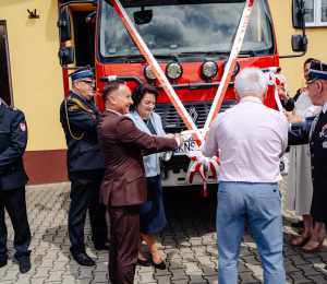 Uroczystość poświęcenia i przekazania nowych samochodów dla OSP Biała Niżna