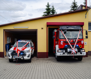 Uroczystość poświęcenia i przekazania nowych samochodów dla OSP Biała Niżna