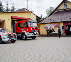 Uroczystość poświęcenia i przekazania nowych samochodów dla OSP Biała Niżna
