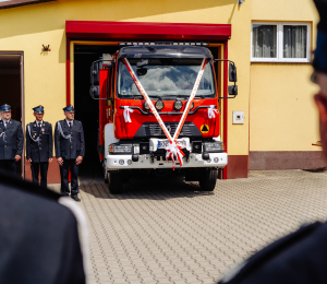 Uroczystość poświęcenia i przekazania nowych samochodów dla OSP Biała Niżna