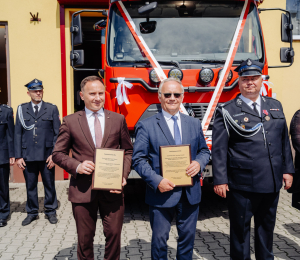 Uroczystość poświęcenia i przekazania nowych samochodów dla OSP Biała Niżna