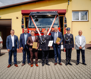 Uroczystość poświęcenia i przekazania nowych samochodów dla OSP Biała Niżna