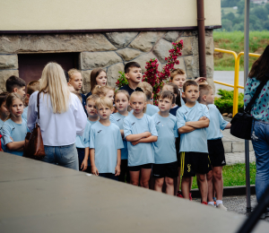 Uroczyste otwarcie boiska wielofunkcyjnego i placu zabaw przy Szkole Podstawowej w Cieniawie