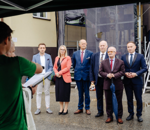 Uroczyste otwarcie boiska wielofunkcyjnego i placu zabaw przy Szkole Podstawowej w Cieniawie