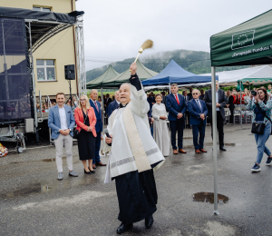 Uroczyste otwarcie boiska wielofunkcyjnego i placu zabaw przy Szkole Podstawowej w Cieniawie