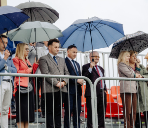Uroczyste otwarcie boiska wielofunkcyjnego i placu zabaw przy Szkole Podstawowej w Cieniawie