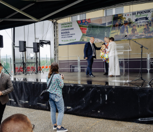 Uroczyste otwarcie boiska wielofunkcyjnego i placu zabaw przy Szkole Podstawowej w Cieniawie
